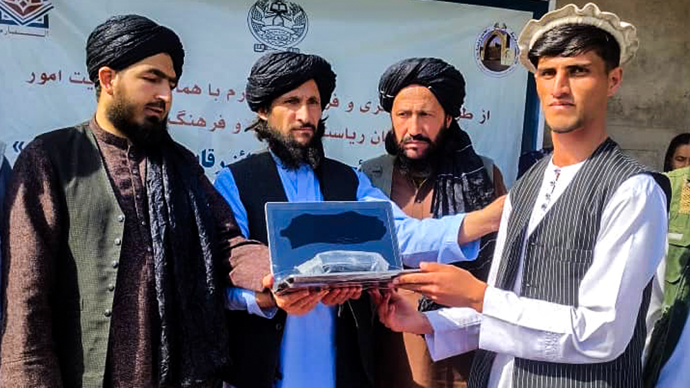 د (شرعي نظام په استحکام کې د اطاعت اغېزې) کتاب لوستنې سیالۍ پایلې اعلان شوې
 
لغمان د اطلاعاتو او کلتور ریاست له لوري د الصارم فکري او فرهنګي ادارې او د پوهنې امریت په ګډو همکاریو چې څه موده وړاندې په فرشغان ولسوالۍ کې د ۵۰۰ تنو ځوانانو ترمنځ د (شرعي نظام په استحکام کې 
1/3