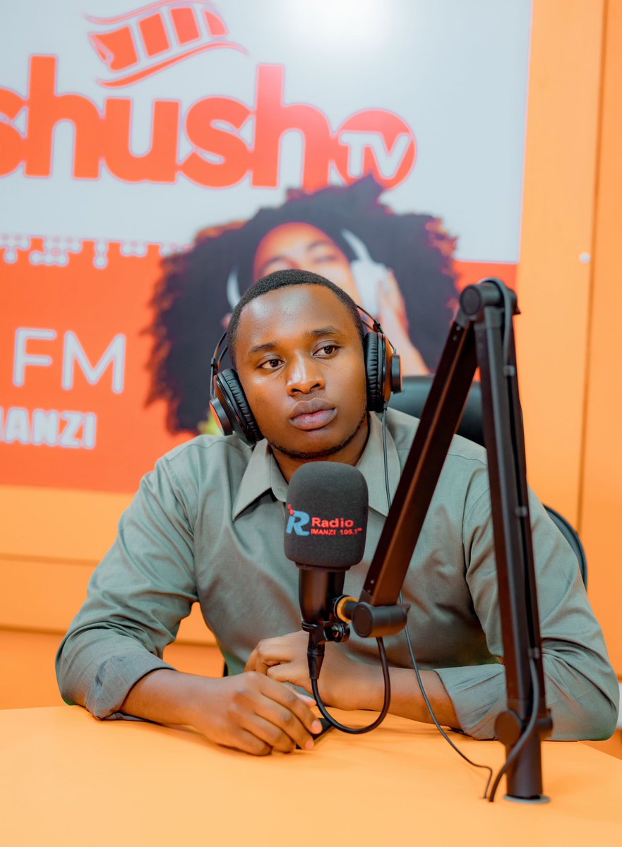 ISHUSHOTV's tweet photo. Mu kiganiro #Irebero cya #RadioImanzi na #Ishushotv twaganiriye amakuru ajyanye n’ubuzima aho, hibanzwe ku gusobanura kanseri y’inkondo y’umura, aho  Dr. TUNGA Christian 
Youth Program Lead muri @RwandaNGOForum yasobanuye ko ari indwara iterwa ahanini na virusi ya HPV, ikibasira cyane abagore ariko ishobora kwirindwa no kuvurwa.

Yagaragaje ko kwisuzumisha hakiri kare ari ingenzi, kuko iyo imenyekanye hakiri kare ivurwa igakira.

Dr. TUNGA yibukije ababyeyi n’abarera ko gukingiza abana b’abakobwa urukingo rwa HPV ari imwe mu ngamba zikomeye zo kuyirinda. 

Yanagarutse ku bimenyetso byayo birimo kuva amaraso adasanzwe, ububabare mu nda yo hasi n’ibindi, asaba abagore kutirengagiza kujya kwisuzumisha nibura rimwe mu mwaka.

Ku ruhande rw’urubyiruko, Berwa Derrick ubwo yari mu kiganiro yagaragaje ko bafite uruhare rukomeye mu gukumira iyi ndwara binyuze mu kwirinda imibonano mpuzabitsina idakingiye, kwitabira ubukangurambaga no gushishikariza bagenzi babo kwisuzumisha no gukingirwa. 

Yashimangiye ko gukoresha imbuga nkoranyambaga mu gutanga amakuru yizewe bifasha guca ibihuha no gukuraho ipfunwe rijyanye no kuvuga ku buzima bw’imyororokere.

Abitabiriye ikiganiro bose bahurije ku kuba ubufatanye bw’inzego z’ubuzima, itangazamakuru n’urubyiruko ari ingenzi mu kongera ubumenyi no kugabanya umubare w’abahitanwa na kanseri y’inkondo y’umura mu Rwanda.

@RwandaHealth @RBCRwanda @Knooliet
