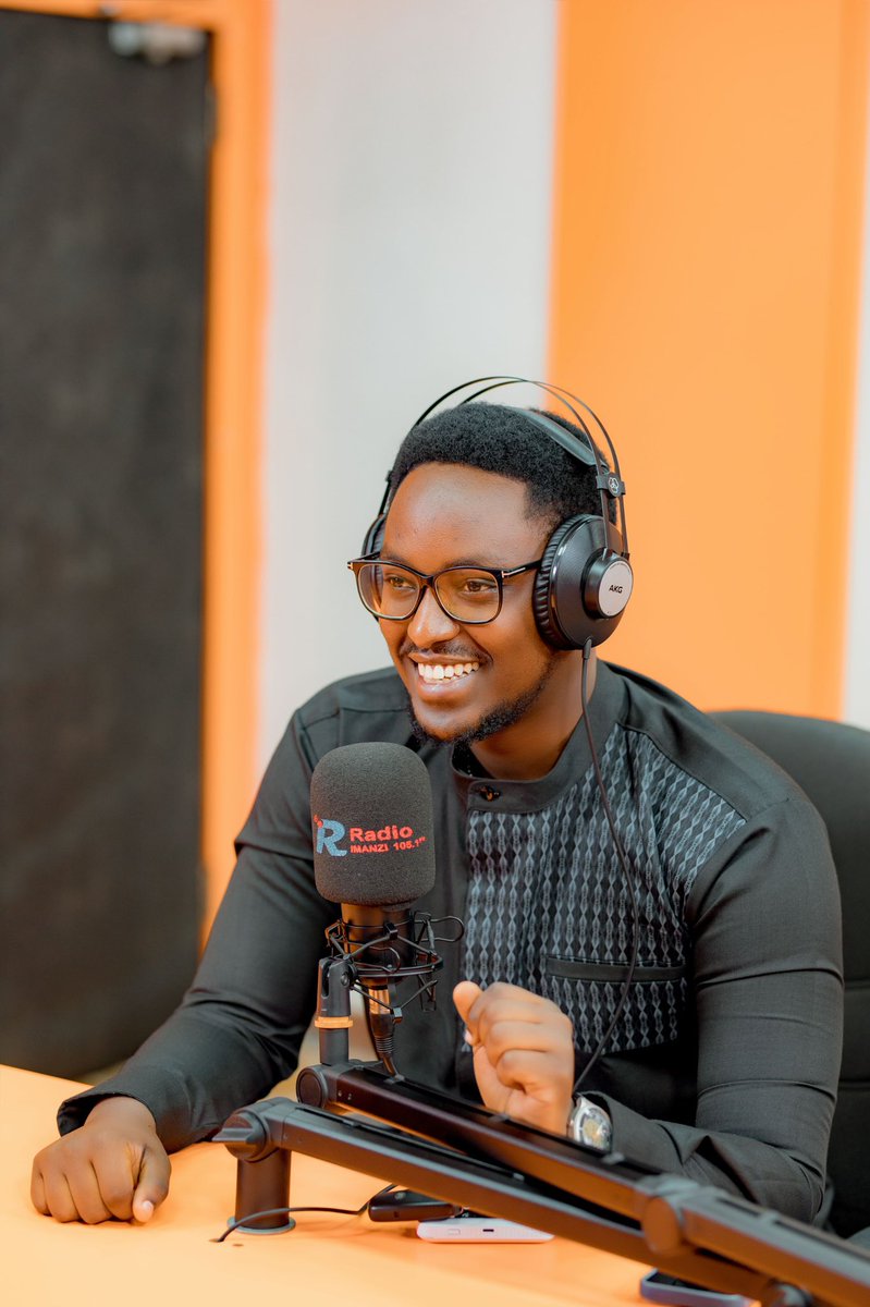 ISHUSHOTV's tweet photo. Mu kiganiro #Irebero cya #RadioImanzi na #Ishushotv twaganiriye amakuru ajyanye n’ubuzima aho, hibanzwe ku gusobanura kanseri y’inkondo y’umura, aho  Dr. TUNGA Christian 
Youth Program Lead muri @RwandaNGOForum yasobanuye ko ari indwara iterwa ahanini na virusi ya HPV, ikibasira cyane abagore ariko ishobora kwirindwa no kuvurwa.

Yagaragaje ko kwisuzumisha hakiri kare ari ingenzi, kuko iyo imenyekanye hakiri kare ivurwa igakira.

Dr. TUNGA yibukije ababyeyi n’abarera ko gukingiza abana b’abakobwa urukingo rwa HPV ari imwe mu ngamba zikomeye zo kuyirinda. 

Yanagarutse ku bimenyetso byayo birimo kuva amaraso adasanzwe, ububabare mu nda yo hasi n’ibindi, asaba abagore kutirengagiza kujya kwisuzumisha nibura rimwe mu mwaka.

Ku ruhande rw’urubyiruko, Berwa Derrick ubwo yari mu kiganiro yagaragaje ko bafite uruhare rukomeye mu gukumira iyi ndwara binyuze mu kwirinda imibonano mpuzabitsina idakingiye, kwitabira ubukangurambaga no gushishikariza bagenzi babo kwisuzumisha no gukingirwa. 

Yashimangiye ko gukoresha imbuga nkoranyambaga mu gutanga amakuru yizewe bifasha guca ibihuha no gukuraho ipfunwe rijyanye no kuvuga ku buzima bw’imyororokere.

Abitabiriye ikiganiro bose bahurije ku kuba ubufatanye bw’inzego z’ubuzima, itangazamakuru n’urubyiruko ari ingenzi mu kongera ubumenyi no kugabanya umubare w’abahitanwa na kanseri y’inkondo y’umura mu Rwanda.

@RwandaHealth @RBCRwanda @Knooliet