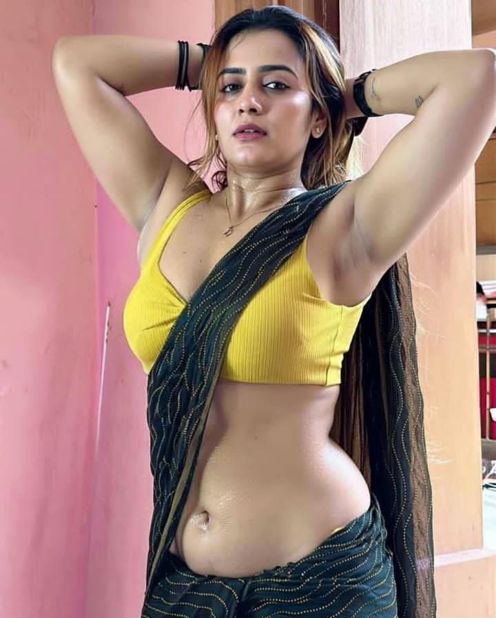 Naa Apadi enna pannitanu therila en veetu aambalaingala irundhu pakathu veetu aambailanga varaikum enmela veriya irukanga oruthan maathi oruthar oomba kudukuranunga cha gaaji porikinga🥵💦....

Also the kind of dress and look i throw towards them🙈😋