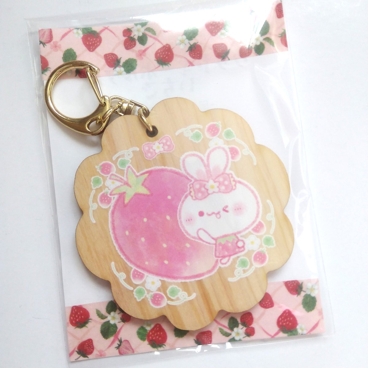 グッズ情報🐰
ウッドキーホルダー
好評につき先日のソライチにて完売となりました💦
現仕様は終売となります😭

とても気に入っていたグッズなので、
またいつか、仕様を変更してお届けできたらいいなあと思っています…🍓🐰

お迎え頂いた皆さま、ありがとうございました💖
#一次創作 #えまいるストア