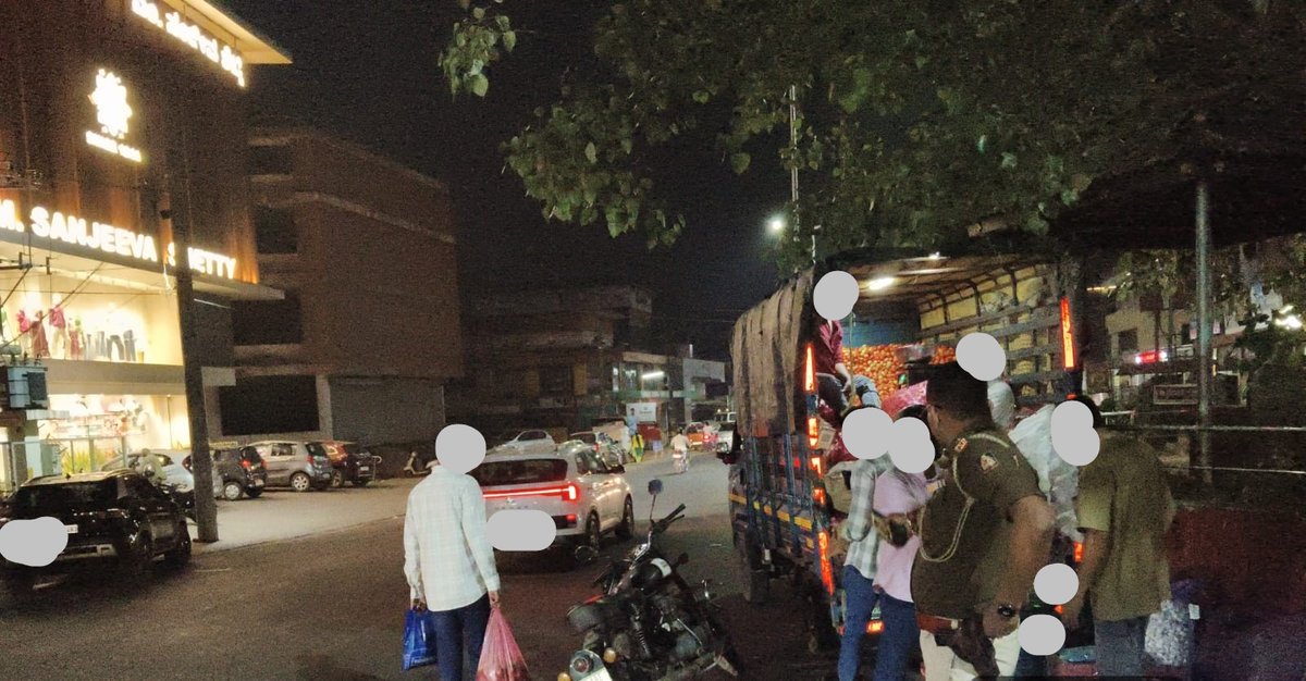 ದಿ 15-02-2026 ರಂದು ಪುತ್ತೂರು ಕಸಬ  ಗ್ರಾಮದ ದರ್ಬೆ ಎಂಬಲ್ಲಿ ರಸ್ತೆಯಲ್ಲಿ ತರಕಾರಿ ವಾಹನ ನಿಲ್ಲಿಸಿ ವ್ಯಾಪಾರ ಮಾಡುತ್ತಿರುವ ಬಗ್ಗೆ 112 ಗೆ ದೂರು ಬಂದ ಮೇರೆಗೆ ಸ್ಥಳಕ್ಕೆ ತೆರಳಿ ಸದ್ರಿ ತರಕಾರಿ ವಾಹನವನ್ನು ರಸ್ತೆಯಿಂದ ತೆಗೆಸಿ ಸಾರ್ವಜನಿಕ ವಾಹನಗಳ ಸುಗಮ ಸಂಚಾರಕ್ಕೆ ಅನುವು ಮಾಡಿಕೊಡಲಾಗಿದೆ.  <a href="/112Karnataka/">112Karnataka</a>