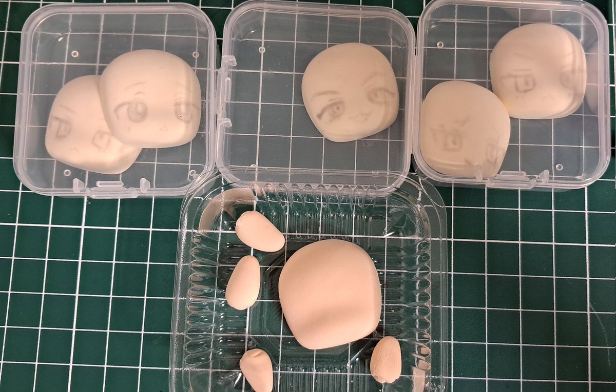 작업들어갔습니다☺️
피부조색해야하는 아이들같은경우 피부색컨펌후 건조일까지하면
2~3일정도 지체됩니다