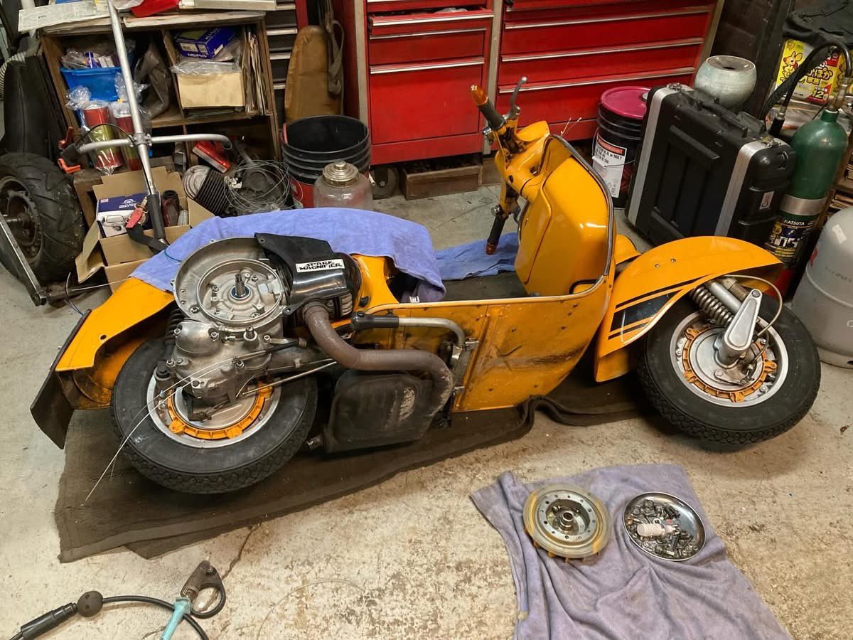 neneguzzi1's tweet photo. メインハーネスが経年劣化でボロボロだったからステーターコイルの配線も同じくボロボロじゃわなぁ😅
#Pushrod 

今日の様子
黄色ラリーさんは、エンジンを組み付けてワイヤー類や配線類を取付ける作業を進めています。

現在、コイルからの配線が劣化しているので交換中です。 https://t.co/7uf4grQMps