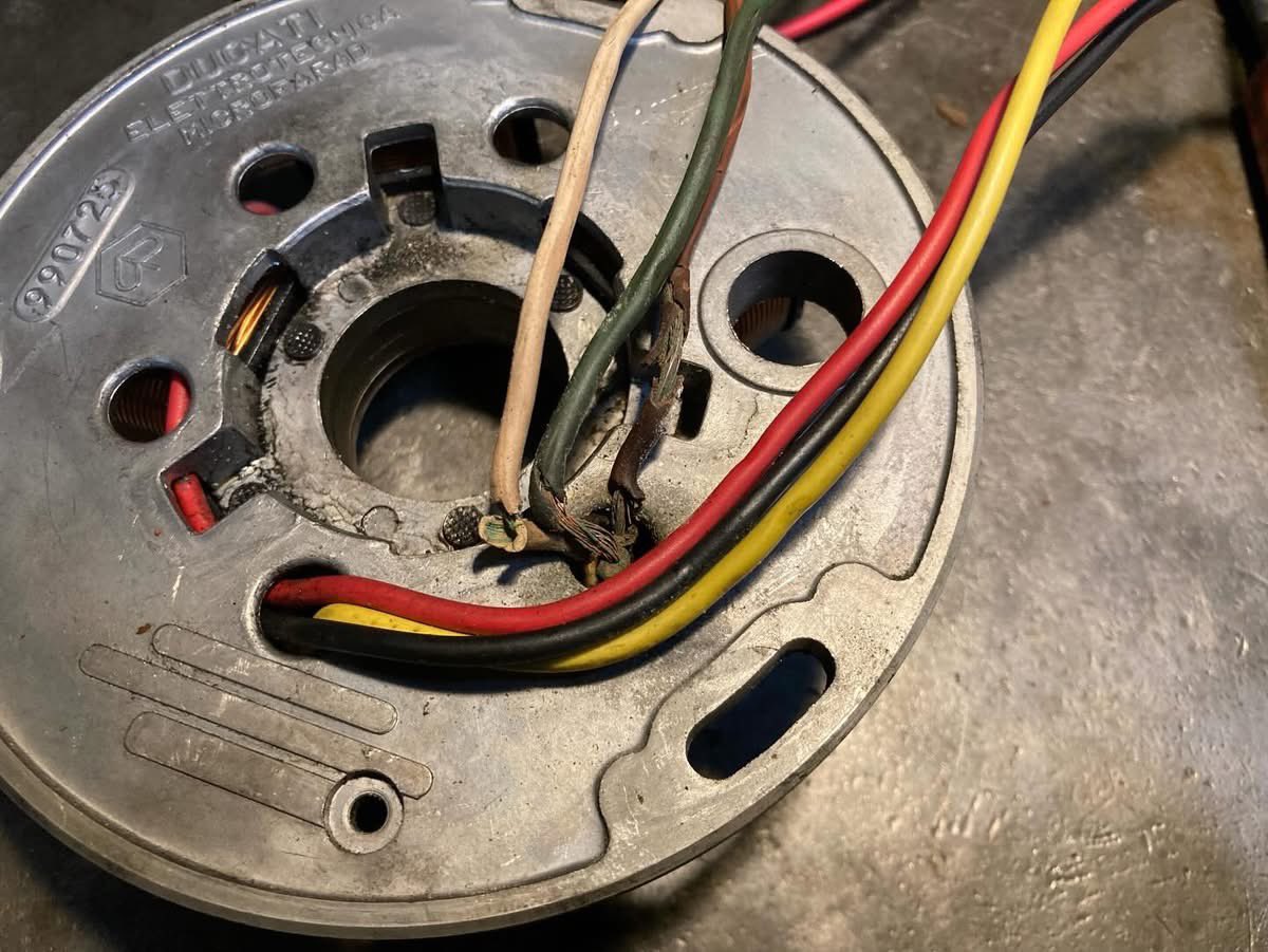 neneguzzi1's tweet photo. メインハーネスが経年劣化でボロボロだったからステーターコイルの配線も同じくボロボロじゃわなぁ😅
#Pushrod 

今日の様子
黄色ラリーさんは、エンジンを組み付けてワイヤー類や配線類を取付ける作業を進めています。

現在、コイルからの配線が劣化しているので交換中です。 https://t.co/7uf4grQMps