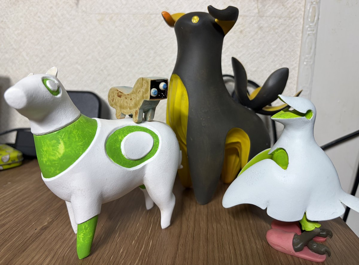 大好きなリクウシ(@riku_usi)先生の新しい陶器フィギャお迎え！(中央の