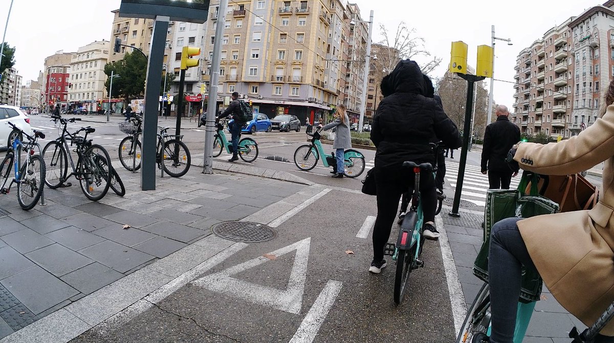 La vida es eso que pasa... mientras disfrutas viendo que cada vez más y más gente se desplaza a diario en bicicleta.
 #MovilidadSostenible