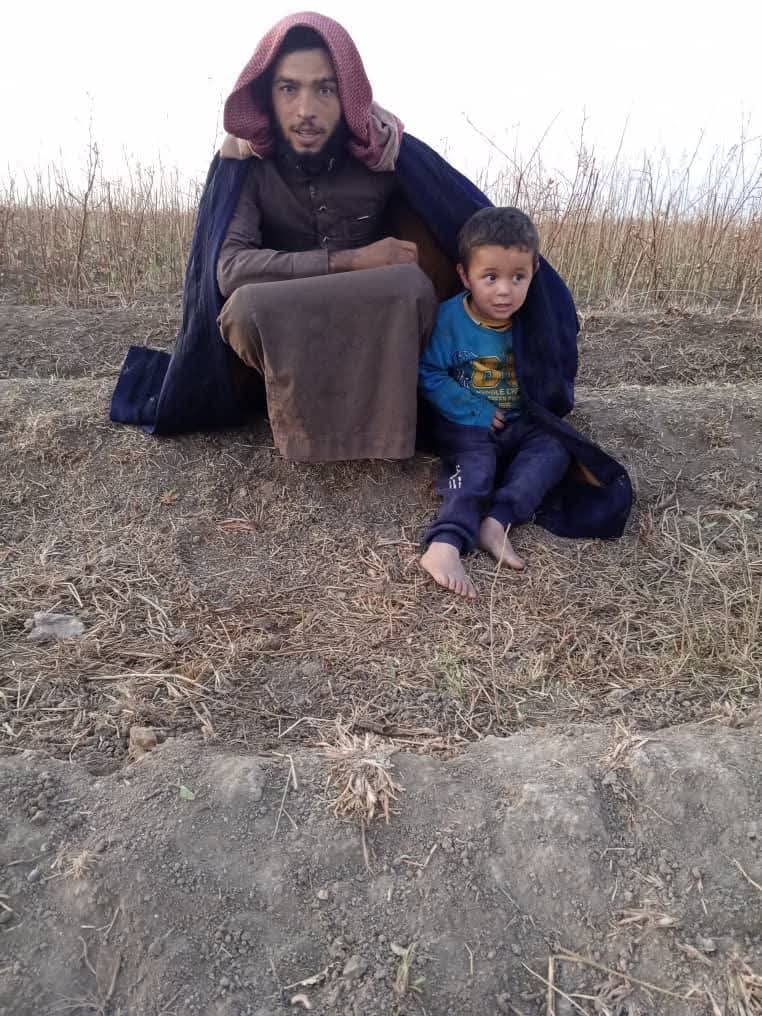 othmanmhmmadr's tweet photo. الأسبوع الماضي، دخل عناصر من مليشيات الحشد الشعبي التي تنتشر على الحدود السورية إلى منطقة الباغوز/ الشعيطات. وسرقوا رؤوس أغنام واختطفوا الراعي، الشاب محمد عليوي الظويهر 25 سنة من أهالي تدمر، ونقلوه معهم إلى داخل الأراضي العراقية

علما أن الموضوع تكرر بالمنطقة... الدخول إلى قرى سورية مجاورة في البو كمال وسرقة أغنام والعودة إلى داخل الشريط العراقي الحدودي
