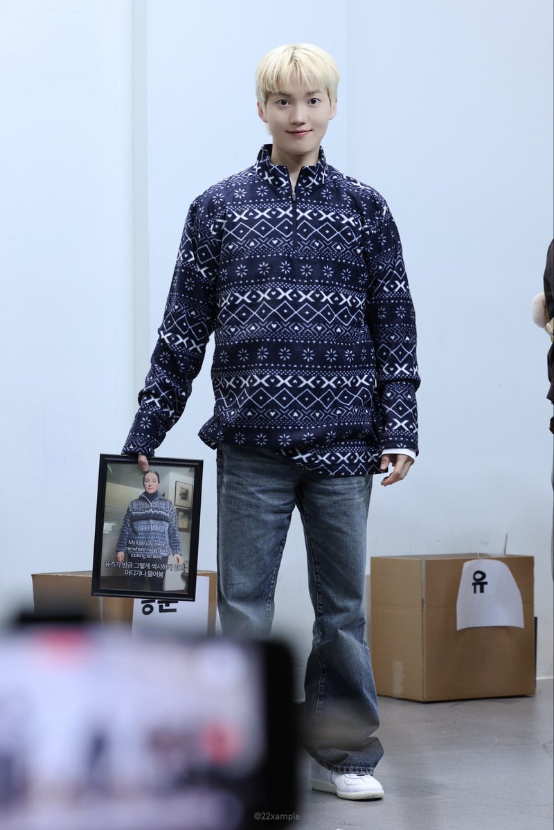 22xample's tweet image. 진짜 캐바보같음
자기 섹시한옷입은거 찍으라고 레퍼사진이랑 똑같은 포즈로 서있음 
내가 준 팬싸템이 아닌데도… ㅎㅋㅎㅋㅎㅋㅎㅋㅋㅋㅋㅋㅋ