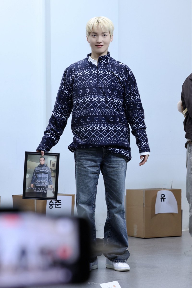 22xample's tweet image. 진짜 캐바보같음
자기 섹시한옷입은거 찍으라고 레퍼사진이랑 똑같은 포즈로 서있음 
내가 준 팬싸템이 아닌데도… ㅎㅋㅎㅋㅎㅋㅎㅋㅋㅋㅋㅋㅋ