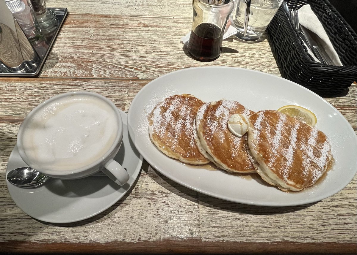 Happy Shrove Tuesday!!🎉🥞

今年のパンケーキ・デーは、通勤路にあるコジャレたハワイアンカフェに初めて入ってみよう🎶と前々から企んどった☺️
すんごいボリューミーなパンケーキが有名で美味しいらしいが、わしゃパンケーキはシンプルなんが一番好きなんよ😋