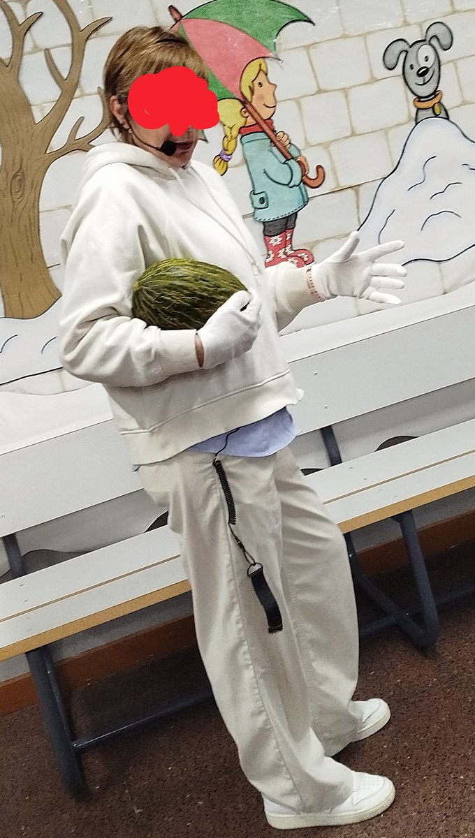 Hoy soy Bad Buny. La mitad, no sabe quién es. Pero da igual. El 90% no saben quién es Mari Poppins, que también anda por aquí.
#conserjes
#kpop
#jaksparrow