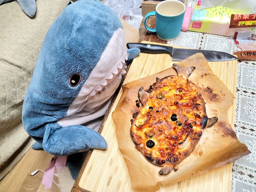 もにまるず　ビビッドカラー　サメ ピザ、ちょっと焦がしちゃったね