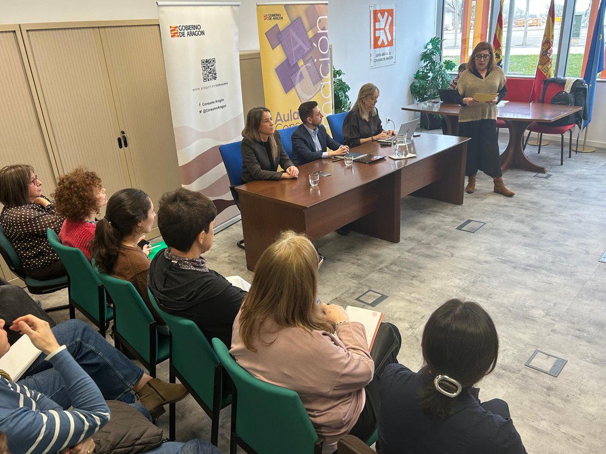 ConsumoAragon's tweet photo. 🟡La DG @inmaculadadf  presenta #AULACONSUMO “Compras por internet y derechos de los consumidores”  Una sesión práctica sobre compras seguras, marketplaces y comercio global, con aportaciones de Blanca Leach @unizar, Mauricio Escanilla @AlibabaGroup, Consuelo Puerta @AliExpressES https://t.co/PXtEiJw1Sm