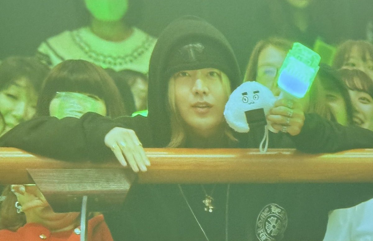 เมื่อวานยูตะส่งดอกไม้มาให้แทยง วันนี้ไปคอนพร้อมถือข้าวปั้นอ้วนมาเชียร์อัยบู้😭😭😭😭😭😭😭😭😭😭😭😭😭😭😭น่ารักมากๆๆๆแก๊งหมุอุ๊ดของชั้น