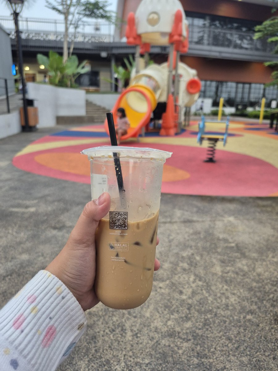 thiatinyooo's tweet photo. Ngopi sambil liatin anak main🤣 https://t.co/9iJudovygN
