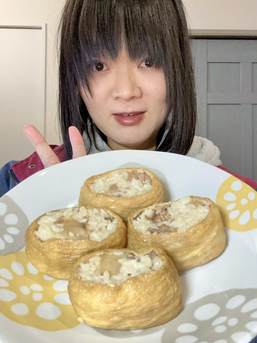 YUI_OKUDA_0108's tweet photo. The 17th of every month is #InariSushi Day (#いなり寿司の日 #いなり寿司)🦊🎶 So today I made inari sushi with lots of pork (#豚肉)✨ So juicy and so delicious💕
First, I boiled the cut pork and fried tofu in soy sauce, sugar, mirin, and water🎵 Then I mixed the shredded pork well with vinegared rice😊 I stuffed this into the cut fried tofu🎶 Finished✨ 
Making inari sushi is so much fun🎵 I love inari sushi💕
