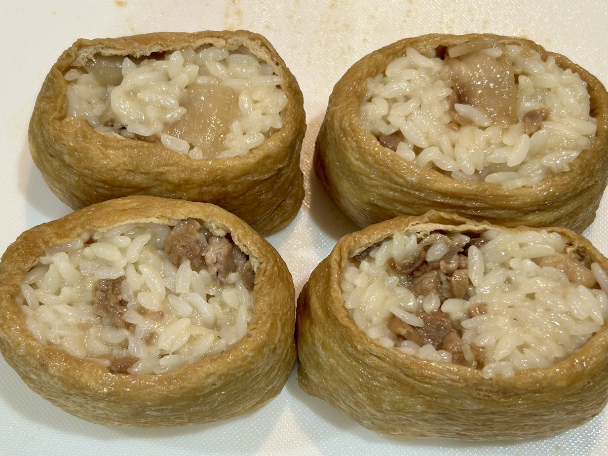 YUI_OKUDA_0108's tweet photo. The 17th of every month is #InariSushi Day (#いなり寿司の日 #いなり寿司)🦊🎶 So today I made inari sushi with lots of pork (#豚肉)✨ So juicy and so delicious💕
First, I boiled the cut pork and fried tofu in soy sauce, sugar, mirin, and water🎵 Then I mixed the shredded pork well with vinegared rice😊 I stuffed this into the cut fried tofu🎶 Finished✨ 
Making inari sushi is so much fun🎵 I love inari sushi💕