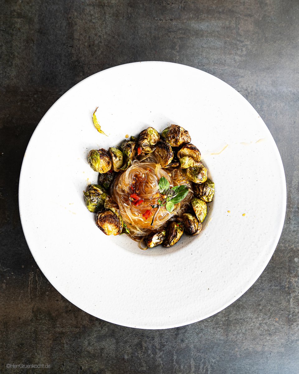HerrGruenkocht's tweet image. JETZT mit Rezept: Gerösteter #Rosenkohl auf Glasnudeln mit einer spicy Sauce (Ingwer, Peperoni, Sojasauce, Mirin, Knoblauch, Thai-Basilikum)
Für die Zubereitung mit dem #Airfryer oder im Backofen.

herrgruenkocht.de/geroesteter-ro…

#asiatisch #HerrGruenkocht #vegetarisch #vegan