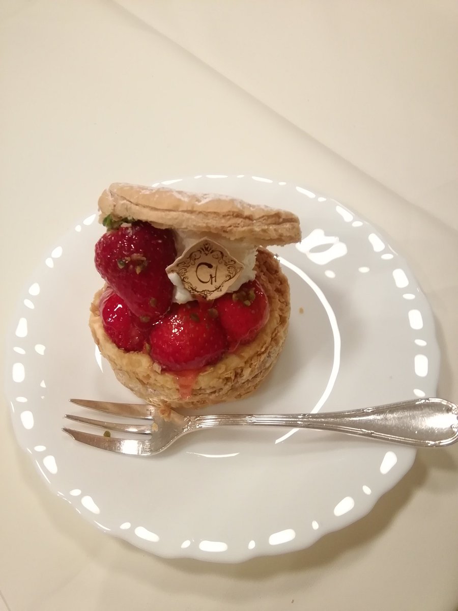 261508735's tweet photo. CLUB HARIEのパイバーガー
阪急百貨店本店で今一番食べたかったケーキです
大満足です https://t.co/U3PdSxfoMA