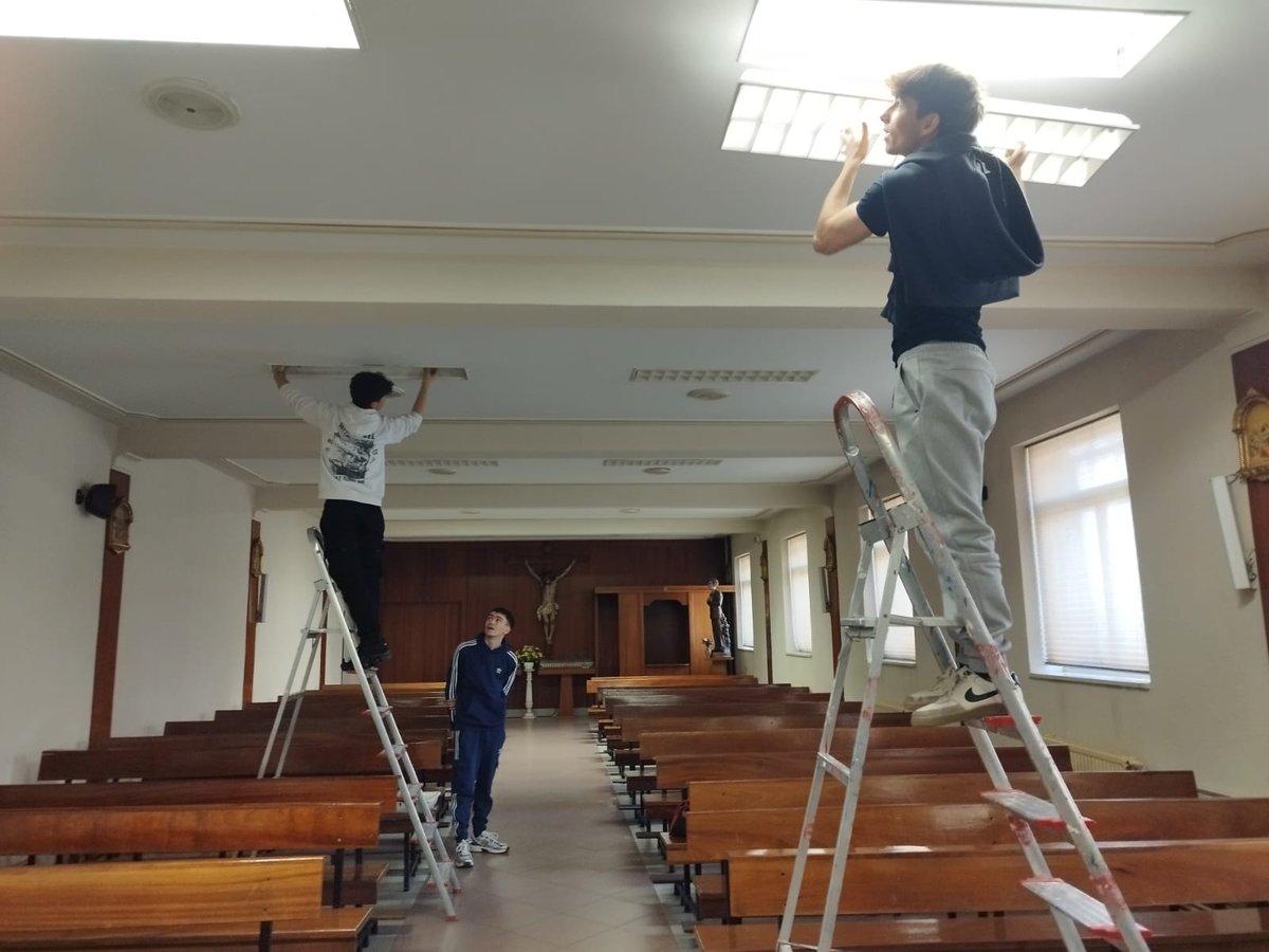 SalesianosPiza's tweet photo. Los alumnos de 2° de Instalaciones Eléctricas y Automáticas repasando la iluminación de la capilla. https://t.co/NQkrWjxYoO