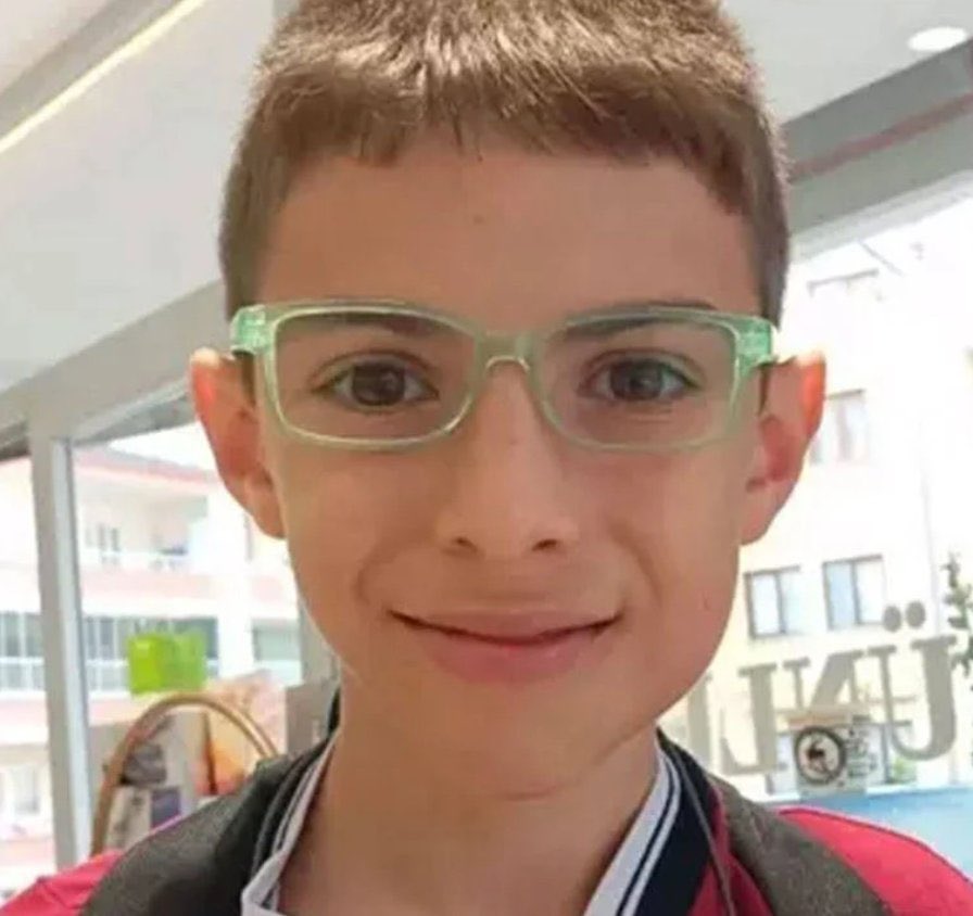 nowpaperr's tweet photo. Trabzon'da 13 yaşındaki ortaokul öğrencisi Abdulkadir Eymen Bilgin, evindeki odasında kapıya asılı halde ölü bulundu. 

Bilgin'in, sanal oyundaki bazı görevleri yerine getirmeye çalıştığı sırada kendini kapıya astığı öne sürüldü. Olayla ilgili soruşturma başlatılırken, bilgisayarı da incelemeye alındı.