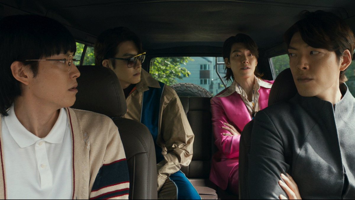 この４人、全部「ひとり」です。

ある車内でのワンシーン。
会話のテンポも、性格も、視線の合わせ方も完璧ですが……
演じているのはすべて、俳優キム・ウビンただ一人。

どうやって撮影したのか？
1. 監督が秒単位でタイムリミットを指定
2. 本人が事前に「別のキャラ」の声を録音
3.