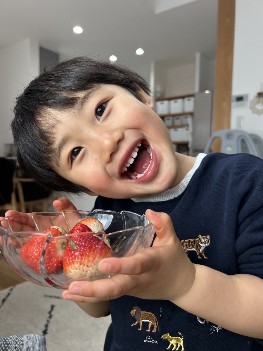 long__tai's tweet photo. 大好きないちごを前にちょける我が子
本当にビジュよくてかわいい☺️ https://t.co/HVdNncZQn3
