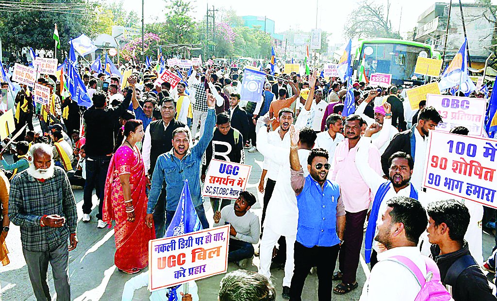 रीवा कलेक्ट्रेट में ओबीसी महासभा का उग्र प्रदर्शन, कुत्ते के गले में ज्ञापन बांधने की घटना, प्रशासन और पुलिस पर गंभीर सवाल।
और जानें: starsamachar.com/rewa-collector…

#RewaNews #CollectorateProtest #PublicDisorder #AdministrativeDignity #TrafficJam #LawAndOrder #CivicSense #MPNews