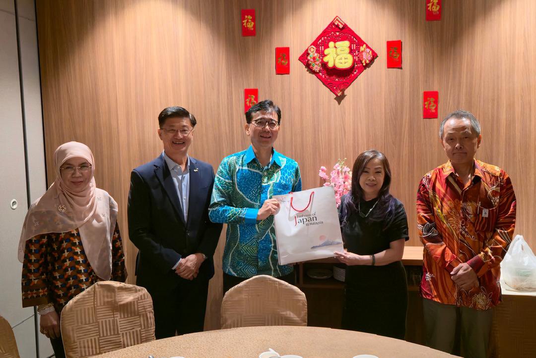 JPNAmbMalaysia's tweet photo. Last weekend I had the pleasure of dining with members of #Sabah Branch of Malaysian International Chamber of Commerce & Industry (#MICCI).
A valuable exchange of views on strengthening economic ties.
Looking forward to advancing deeper & more dynamic cooperation with Sabah! https://t.co/ej7LPHl6cr
