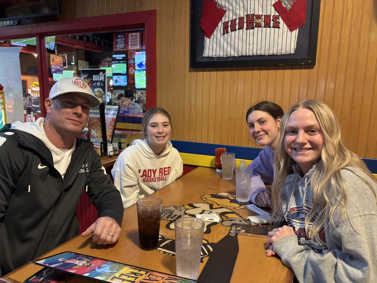LadyRedBball's tweet photo. Eagle 99 Coaches Show at Fremont Frickers with our 3 Captains KT, Bailey and Ellie. https://t.co/rxRPWrKalt