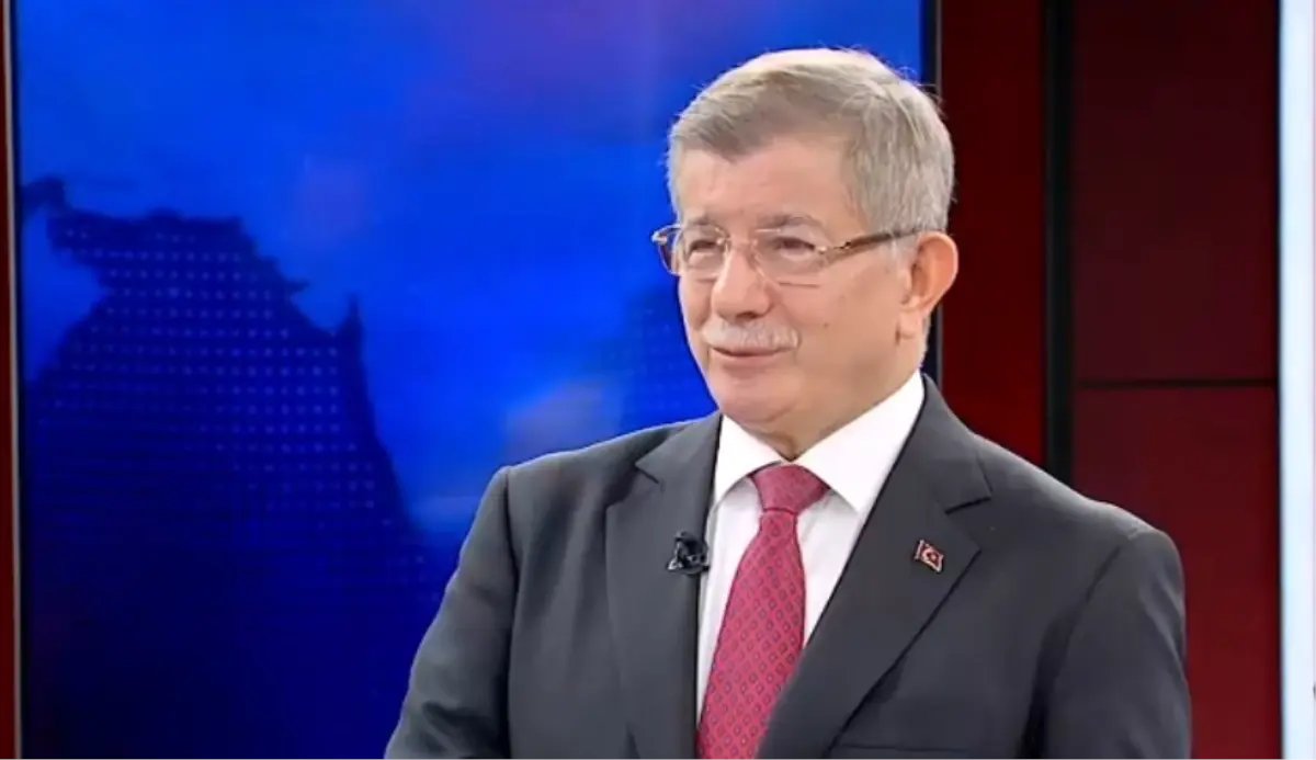 Ahmet Davutoğlu katıldığı bir TV Programında: "Maddi sıkıntılar yaşıyorum. Eski bir başbakan dönemimdeki gibi değilim.  Bir genel başkan olarak, konuklarımı bir başbakan gibi ağırlayamıyorum. Eşim de ben de çalışarak kendi yağımızda kavruluyoruz."