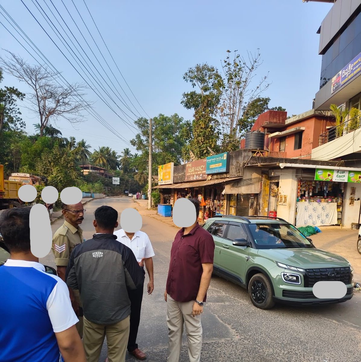 ದಿ16-02-2026ರಂದು ಪುತ್ತೂರು,ನೆಹರು ನಗರ  ಎಂಬಲ್ಲಿ ಎರಡು ವಾಹನಗಳ ಮಧ್ಯೆ ಅಪಘಾತವಾಗಿ ಸುಗಮ ಸಂಚಾರಕ್ಕೆ ಅನಾನುಕೂಲವಾಗಿರುವ ಬಗ್ಗೆ 112ಗೆ ದೂರು ಬಂದ ಮೇರೆಗೆ ಸ್ಥಳಕ್ಕೆ ತೆರಳಿ ಅಪಘಾತವಾದ ವಾಹನವನ್ನು ತೆರವುಮಾಡಿ ಇತರ ವಾಹನಗಳ ಸುಗಮ ಸಂಚಾರಕ್ಕೆ ಅನುವುಮಾಡಿಕೊಟ್ಟು, ಪುತ್ತೂರು ಸಂಚಾರ ಪೊಲೀಸರಿಗೆ ಮಾಹಿತಿಯನ್ನು ನೀಡಲಾಗಿದೆ <a href="/112Karnataka/">112Karnataka</a>