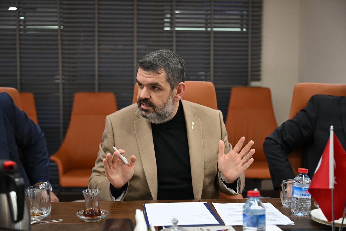 🔵Anahtar Parti Stratejik İletişim ve Medya Ofisi Başkanı Serdar Sezen, Anahtar Parti’nin yükselişinde asıl dikkat çekenin anketler değil, Yavuz Ağıralioğlu’nun “bagajsız”, nezaketli ve toplumdan biri olarak görülmesi olduğunu söyledi.

Sezen, Ağıralioğlu’nun sakin ve kapsayıcı