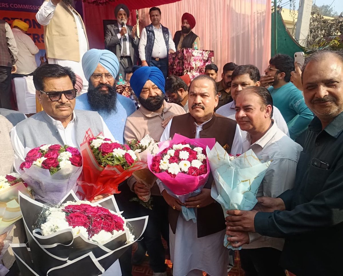 RakeshPrashar_'s tweet photo. ਅੱਜ ਪੰਜਾਬ ਟ੍ਰੇਡ ਕਮਿਸ਼ਨ ਵਲੋਂ ਗਾਂਧੀ ਨਗਰ ਵਿਖੇ ਲੁਧਿਆਣੇ ਦੇ ਸਾਰੇ ਵਪਾਰੀਆਂ ਨਾਲ ਰੱਖੀ ਗਈ ਮੀਟਿੰਗ 'ਚ ਸ਼ਮੂਲੀਅਤ ਕਰਦੇ ਹੋਏ I ਇਸ ਮੌਕੇ ਮੇਰੇ ਨਾਲ ਹਲਕਾ ਵਿਧਾਇਕ ਮਦਨ ਲਾਲ ਬੱਗਾ ਜੀ, ਮੇਅਰ ਇੰਦਰਜੀਤ ਕੌਰ ਜੀ ਅਤੇ ਗਾਂਧੀ ਨਗਰ ਐਸੋਸੀਏਸ਼ਨ ਦੇ ਸਾਰੇ ਵੀਰ ਵੀ ਹਾਜ਼ਰ ਰਹੇ I https://t.co/UkSyZDbfWg