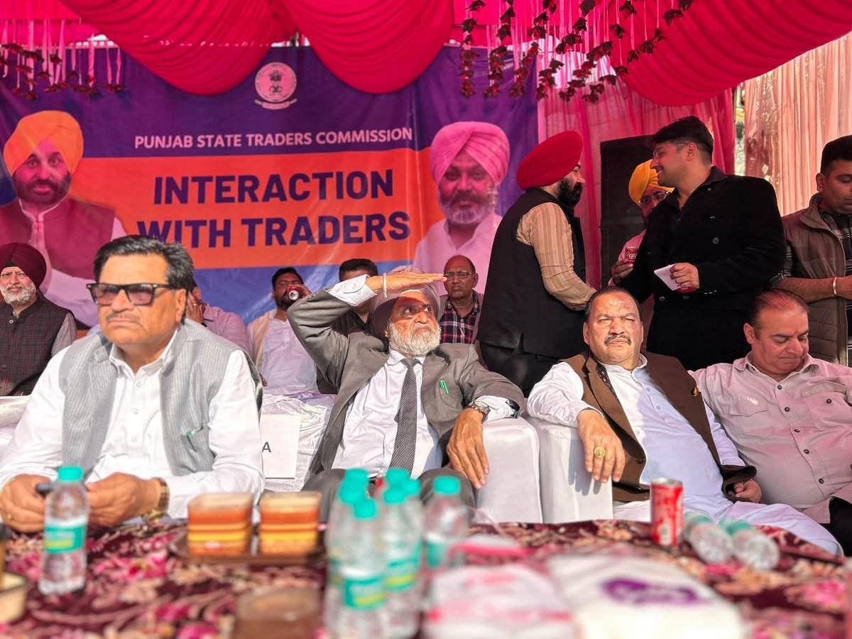 RakeshPrashar_'s tweet photo. ਅੱਜ ਪੰਜਾਬ ਟ੍ਰੇਡ ਕਮਿਸ਼ਨ ਵਲੋਂ ਗਾਂਧੀ ਨਗਰ ਵਿਖੇ ਲੁਧਿਆਣੇ ਦੇ ਸਾਰੇ ਵਪਾਰੀਆਂ ਨਾਲ ਰੱਖੀ ਗਈ ਮੀਟਿੰਗ 'ਚ ਸ਼ਮੂਲੀਅਤ ਕਰਦੇ ਹੋਏ I ਇਸ ਮੌਕੇ ਮੇਰੇ ਨਾਲ ਹਲਕਾ ਵਿਧਾਇਕ ਮਦਨ ਲਾਲ ਬੱਗਾ ਜੀ, ਮੇਅਰ ਇੰਦਰਜੀਤ ਕੌਰ ਜੀ ਅਤੇ ਗਾਂਧੀ ਨਗਰ ਐਸੋਸੀਏਸ਼ਨ ਦੇ ਸਾਰੇ ਵੀਰ ਵੀ ਹਾਜ਼ਰ ਰਹੇ I https://t.co/UkSyZDbfWg