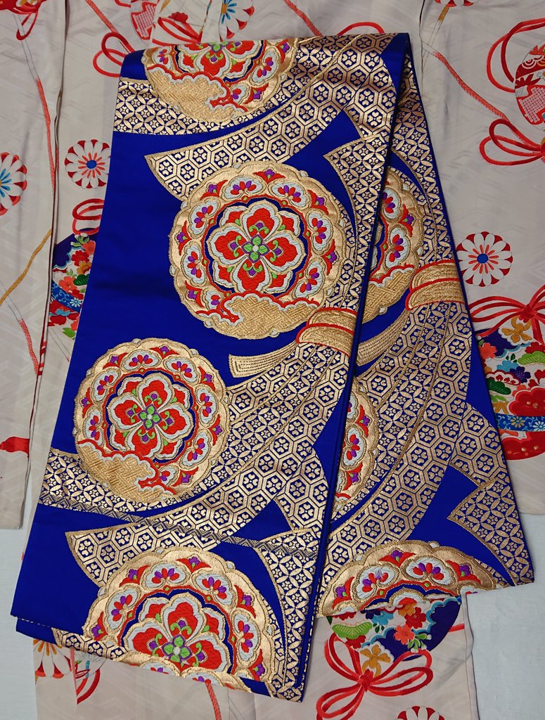 着物屋ネコヤナギです。 アンティークの子供着物コーデ✨ 白(裏地が