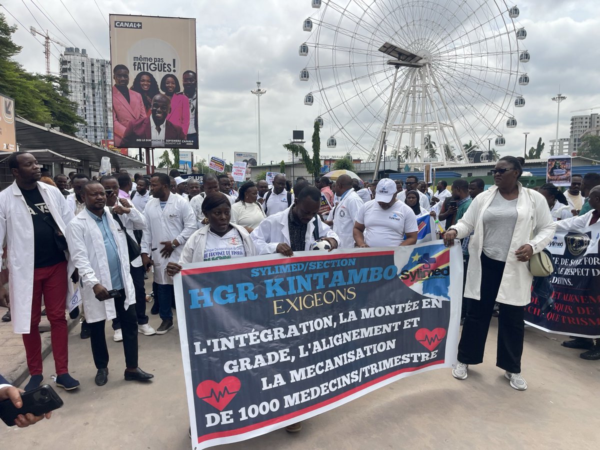 Gakali5's tweet photo. #RDC Les Médecins de la RDC marchent de la gare centrale à la Primature pour réclamer leurs droits : Paie Complémentaire de nov-dec 2025, Intégration dl PC à la Paie Ordinaire au T2 2026, Montée en grade, Alignement à la Prime de risque. @SuminwaJudith @MinSanteRDC https://t.co/KF4zTXI3lt