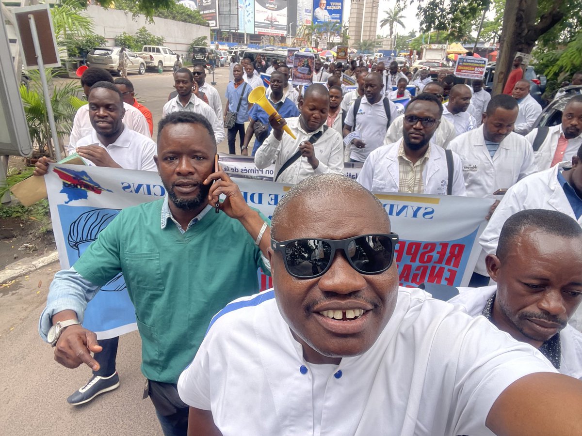 Gakali5's tweet photo. #RDC Les Médecins de la RDC marchent de la gare centrale à la Primature pour réclamer leurs droits : Paie Complémentaire de nov-dec 2025, Intégration dl PC à la Paie Ordinaire au T2 2026, Montée en grade, Alignement à la Prime de risque. @SuminwaJudith @MinSanteRDC https://t.co/KF4zTXI3lt