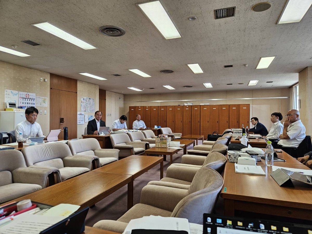 ランチは大好きタヌキ丼
なかなか弁当で提供してくれる所が少ないので嬉しい（笑）
正副議長と正副議会運営委員長と議会運営委員会における内容を事前協議
city.narita.chiba.jp/gikai/page3034…
議会会派政友クラブでも3月議会運営についての話し合いを行う
#成田市
#成田湯川弁当けろけろ村
#たぬき丼
#鳥海なおき