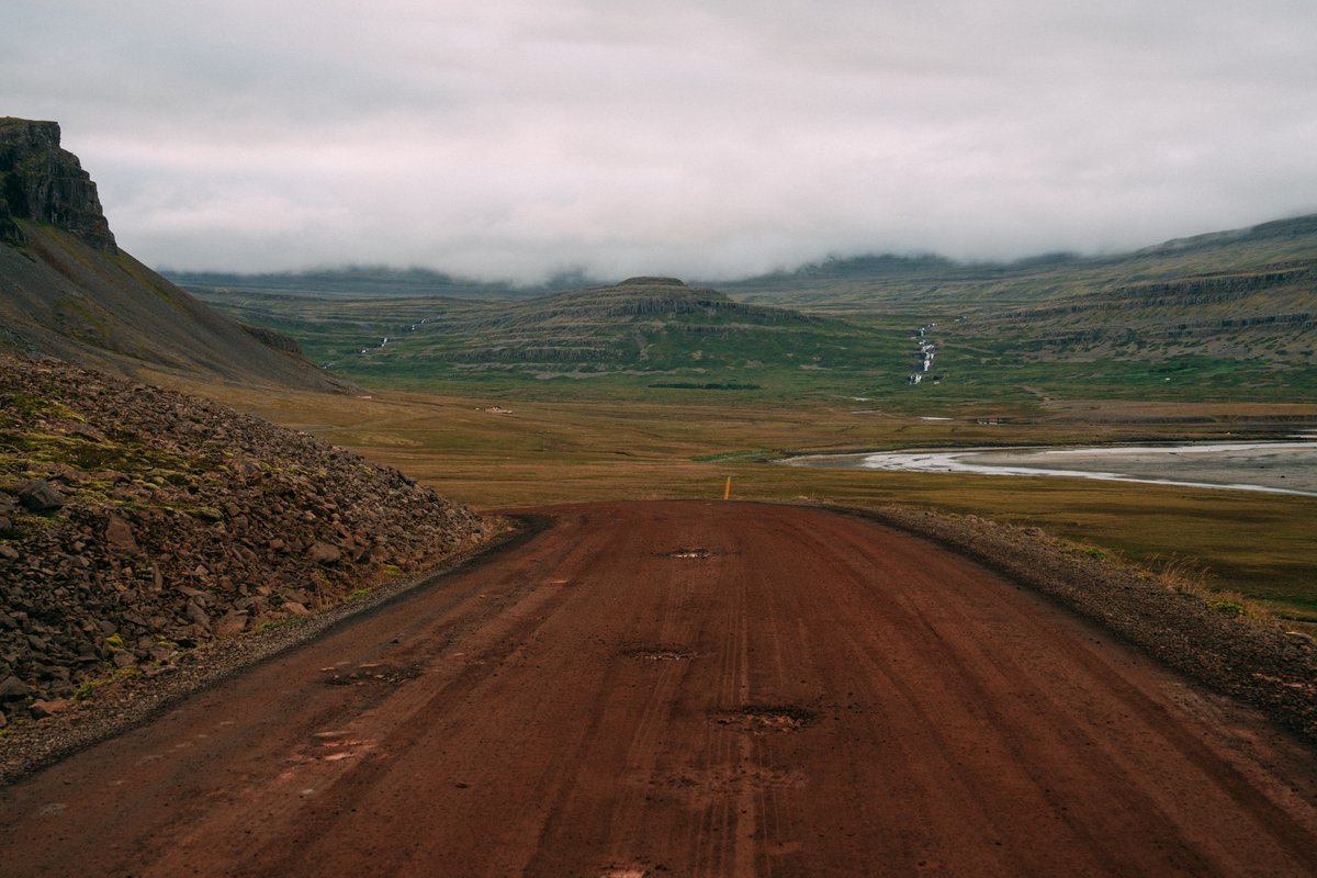アイスランド　誰もいない荒野を走る