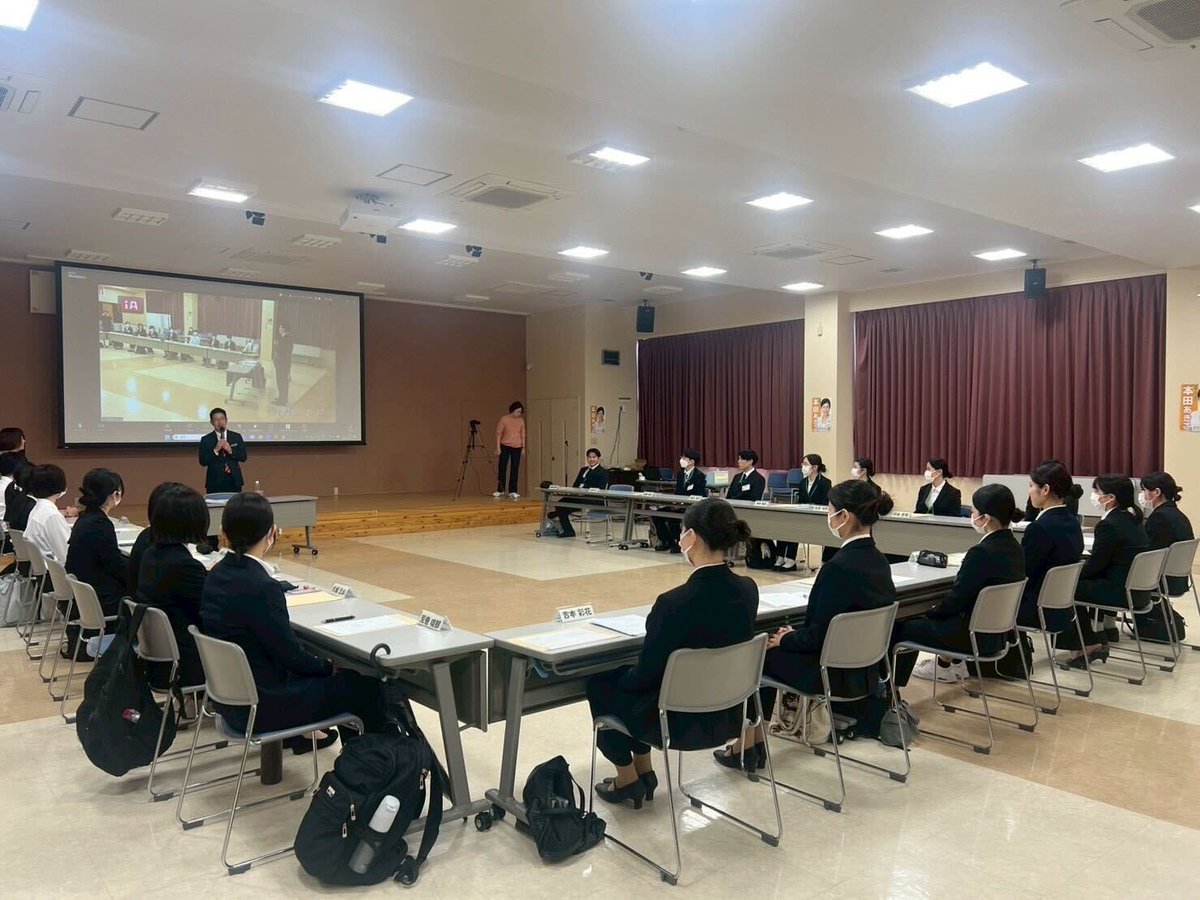 本日は沖縄県薬剤師会にて、
薬学生の皆さんへご挨拶の機会を
いただきました。

副会長として、沖縄が直面している
薬剤師不足の現状、そして将来を
見据えた国公立大学薬学部設立の
必要性についてお話ししました。

医療を支えるのは「人」。

地域を守るため、若い力と共に