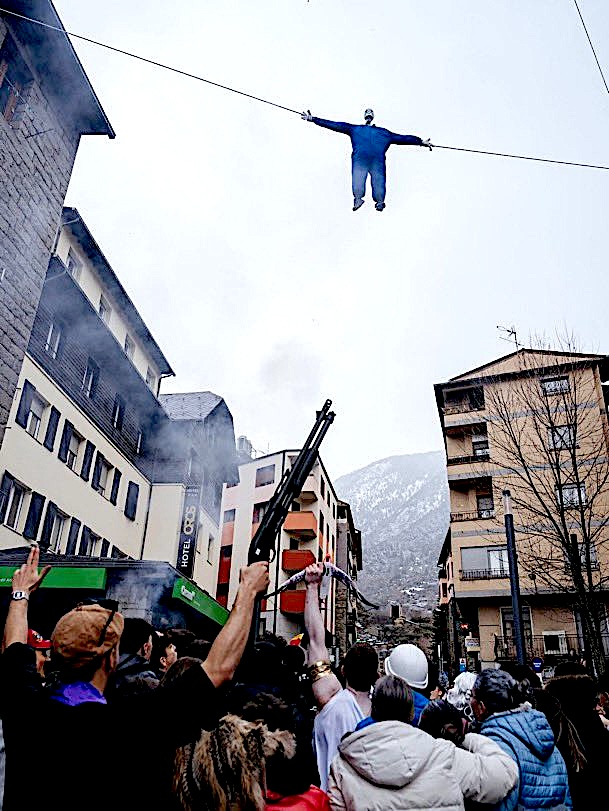 🇦🇩There’s an annual tradition in Andorra’s Carnival centred on the ‘Carnestoltes’, a fictional king whose effigy is usually judged, hanged and burned in a symbolic act that marks the end of the festivities.
This year they chose an effigy with the colours of Israel and a Star of