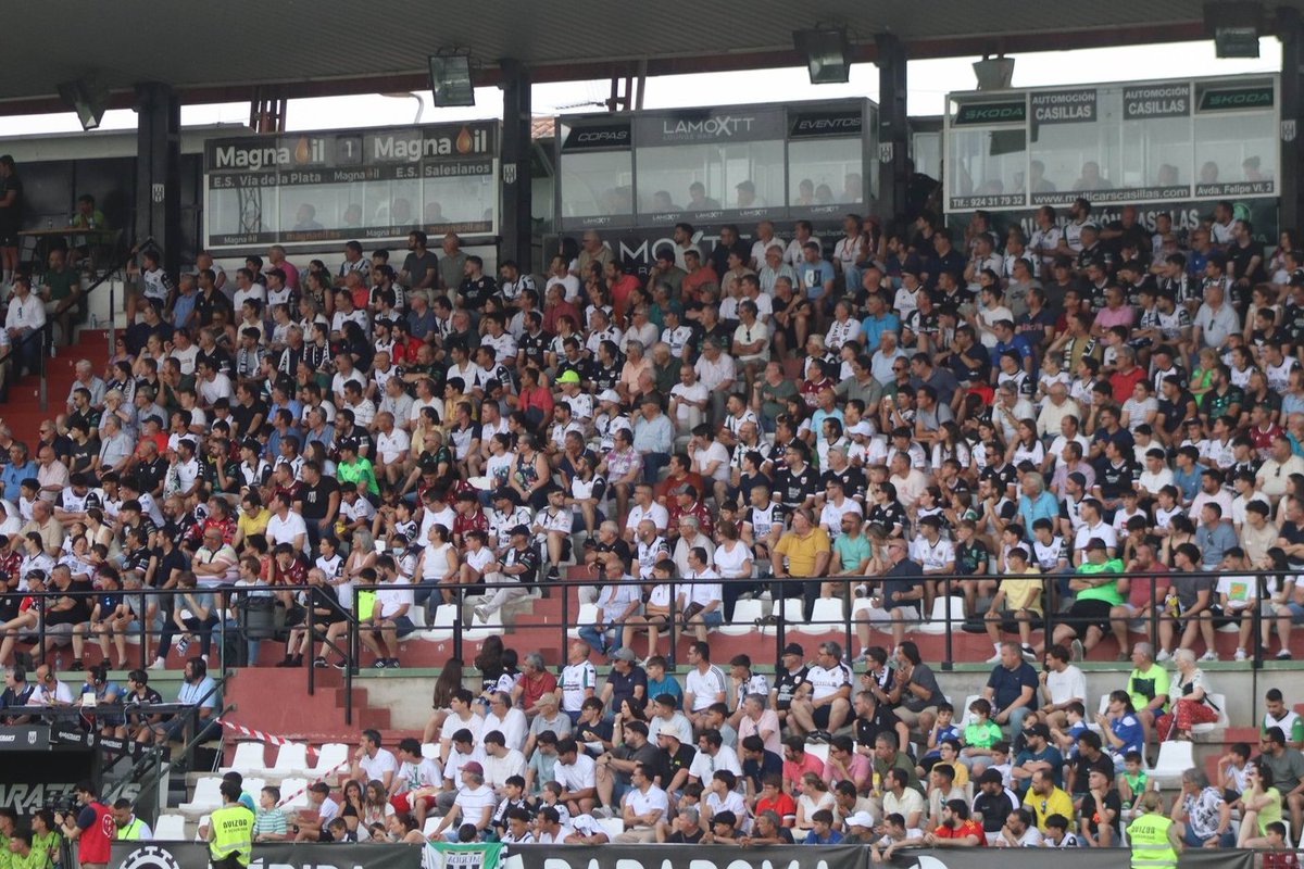 Merida_AD's tweet photo. 💥 Fondo Norte sigue creciendo 📈 

🏟️ Hagamos que Tribuna y Preferencia luzcan increíbles 📸😍

🗣️ ¡Vamos, romanos! 🏳️🏴

🎟️ https://t.co/VRUTMrBwPX https://t.co/EBSMEikkG1