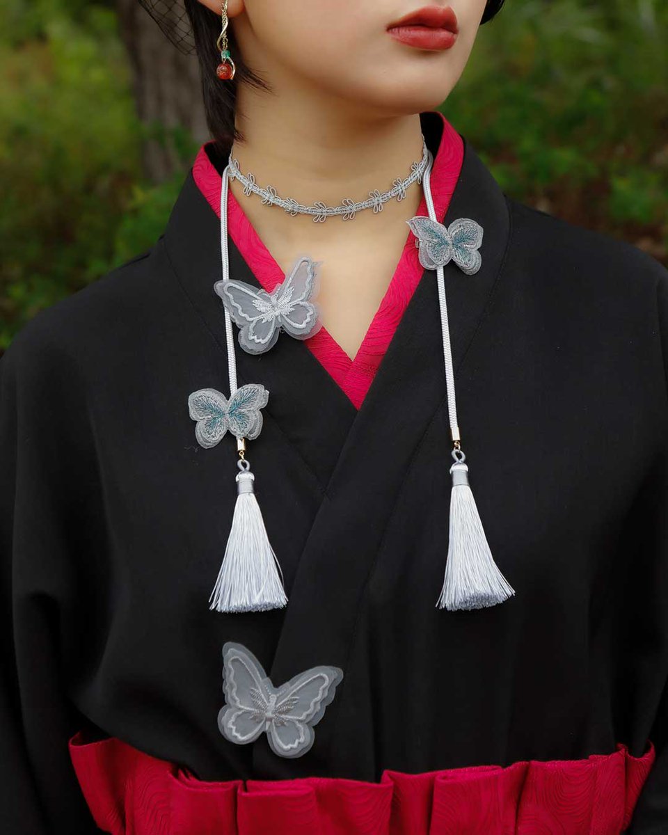 ＜ 蝶襟飾り ＞

和装の衿元や帯まわりに添えれば
上品なアクセントに✽
ヘアアレンジにも使える飾りが新登場

bit.ly/4tXUksL