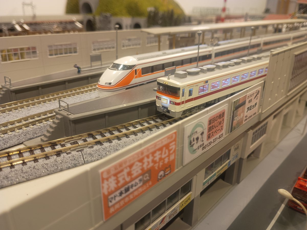 BuminHaya's tweet photo. #Railsidecafe
さん別テイク。高架駅の側壁のCM看板が色々面白いです。高槻JAZZストリートは有名でしたが、富田もあったとは!色々発見あって楽しい1時間でした。
#レンタルレイアウト
#鉄道模型
#Nゲージ
#東武電車
#摂津富田駅前
#貸レ
#飲みながら走らせる
#全国ツアー
#関西遠征
#鉄道大好き https://t.co/PLfcCYEzJf