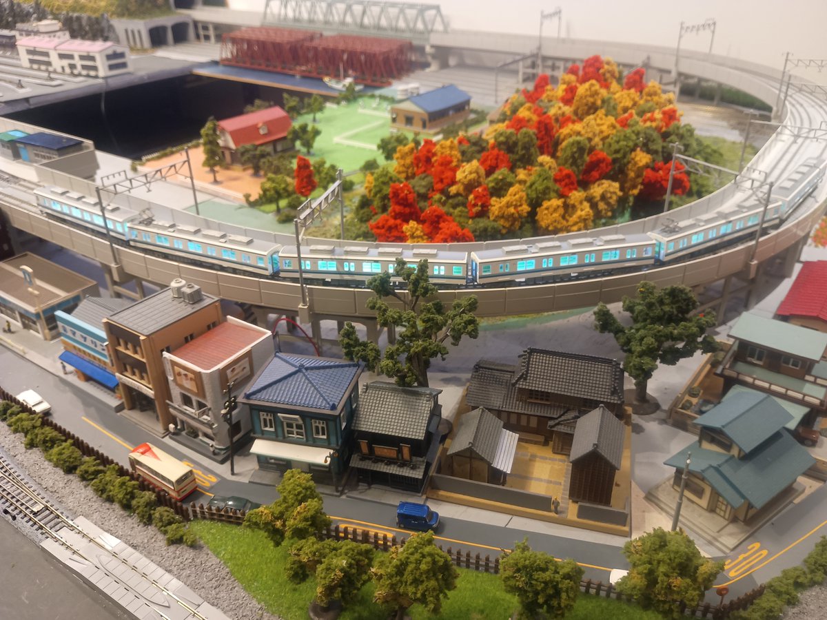 BuminHaya's tweet photo. #Railsidecafe
さん別テイク。高架駅の側壁のCM看板が色々面白いです。高槻JAZZストリートは有名でしたが、富田もあったとは!色々発見あって楽しい1時間でした。
#レンタルレイアウト
#鉄道模型
#Nゲージ
#東武電車
#摂津富田駅前
#貸レ
#飲みながら走らせる
#全国ツアー
#関西遠征
#鉄道大好き https://t.co/PLfcCYEzJf