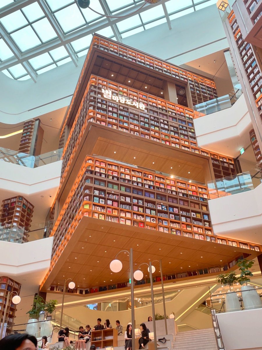 Tahun lalu ke sini! Seru banget. Perpusnya ada di lt 4-7 (seingatku, lupa hehe). Perpusnya bukan di Seoul, sih, tapi enaknya tuh jadi gak begitu rame. Koleksinya cukup lengkap, dari buku fiksi, nonfiksi, sampai majalah dan koran. Buku B. Inggris seingatku ada deh, tapi ga banyak.
