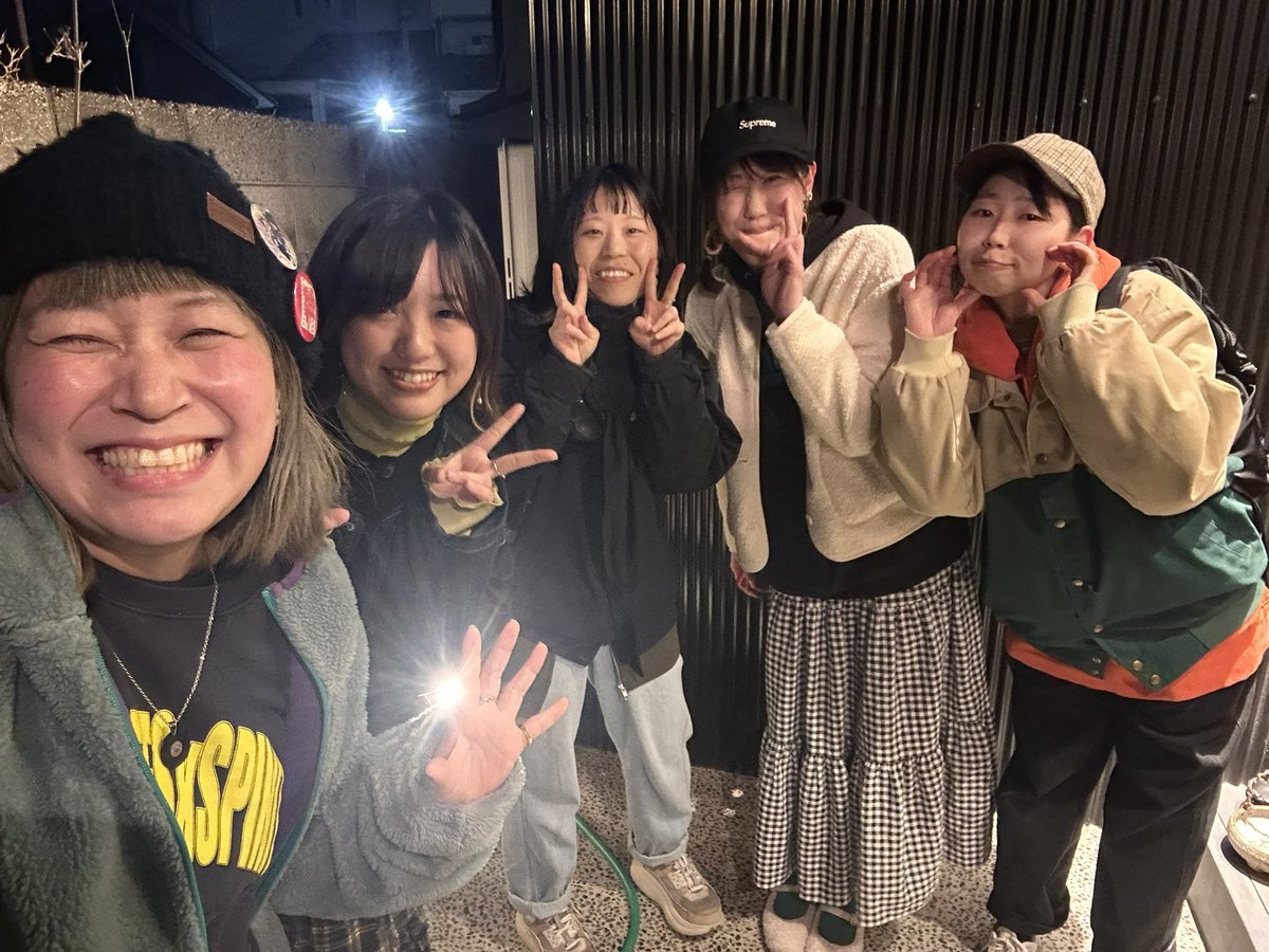 【ボランティアスタッフの裏側】

がもよんフェスでは去年から続けている
スタッフアンケート一つ一つに
コメントを返していく
「1000本ノック」という対話の運営。

膨大で地道。でもそこに意味がある。
声を流さない文化がフェスを育ててきた。

Instagramで記事を投稿！
🔗 tinyurl.com/syc6nh68