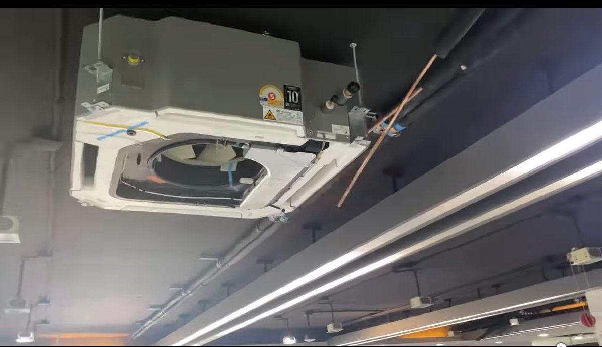 ลงใบเสนอราคาก็หาว่าของปลอม ขอดูใบเสร็จชำระเงิน คือมันยังทำไม่เสร็จครับเลยยังไม่ได้จ่ายเงิน ขอเอาคลิปรื้อฝ้าและเริ่มติดตั้งแอร์ใหม่ที่ถ่ายวันนี้มาให้ดูแทนคำตอบนะครับว่าทำไมต้องคลุมผ้าใบ ถ้ามากกว่านี้ต้องติดกล้องไลฟ์สด 24 ชม.แทนแล้วนะครับ

#พรรคประชาชน

facebook.com/reel/899058396…